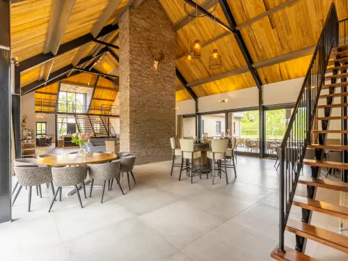 Luxe familiehuis met groot buitenterrein & overdekte speelruimte