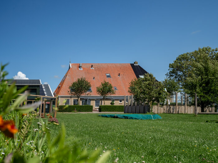 Groepsaccommodatie in Lollum (Friesland) voor 16 personen met 6 slaapkamers en 6 badkamers.