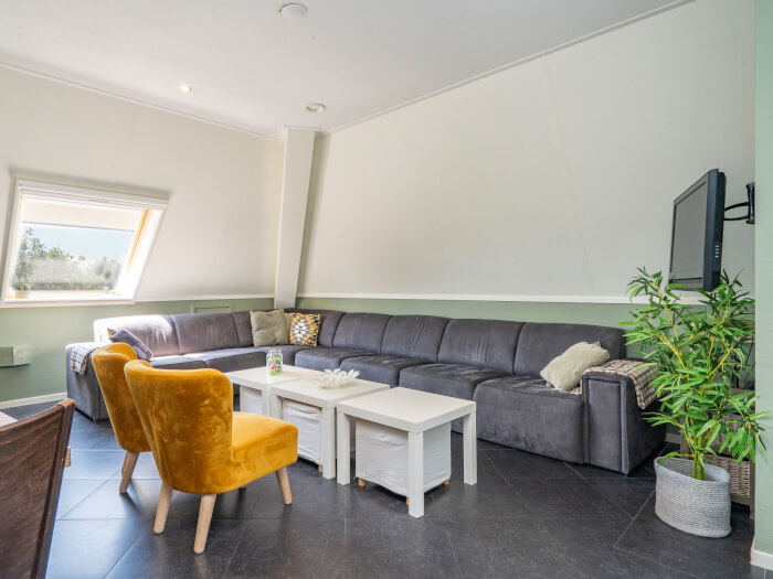 Groepsaccommodatie in Lollum (Friesland) voor 16 personen met 6 slaapkamers en 6 badkamers.