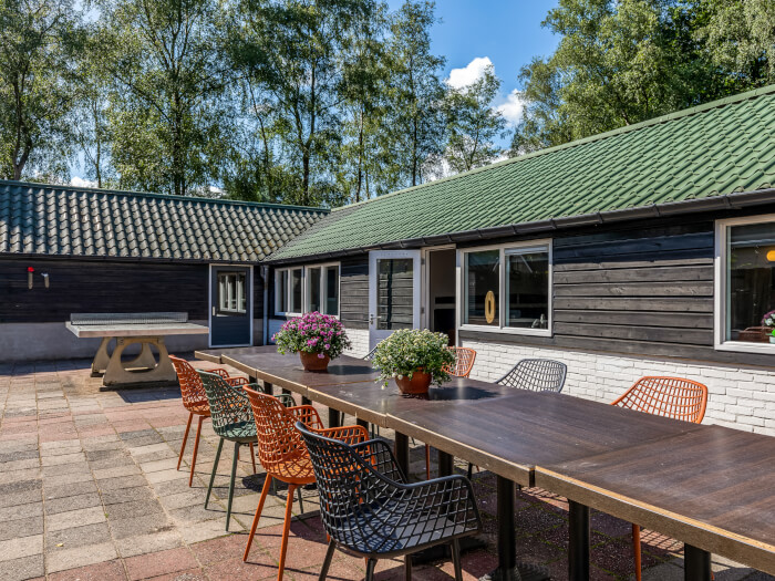 Groepsaccommodatie in Putten (Gelderland) voor 24 personen met 5 slaapkamers en 3 badkamers.