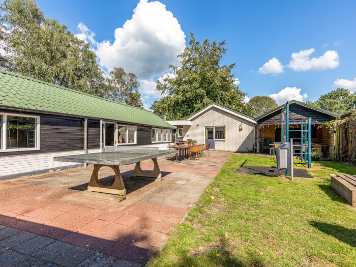 Groepsaccommodatie in Putten (Gelderland) voor 24 personen met 5 slaapkamers en 3 badkamers.
