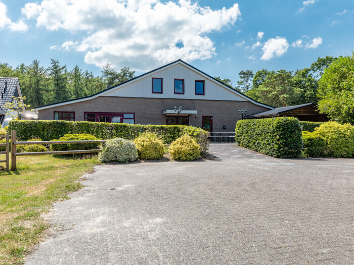 Groepsaccommodatie in Ommen (Overijssel) voor 80 personen met 11 slaapkamers en 8 badkamers.