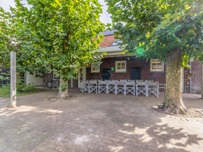 Groepsaccommodatie in Maasbree (Limburg) voor 22 personen met 10 slaapkamers en 5 badkamers.