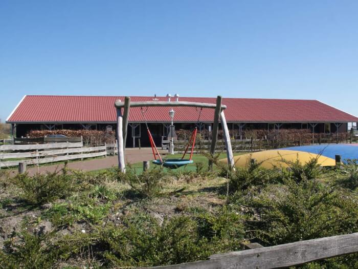 Groepsaccommodatie in Den Hoorn (Waddeneilanden) voor 44 personen met 8 slaapkamers en 4 badkamers.
