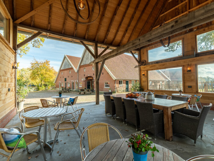 Groepsaccommodatie in Ootmarsum (Overijssel) voor 16 personen met 7 slaapkamers en 7 badkamers.