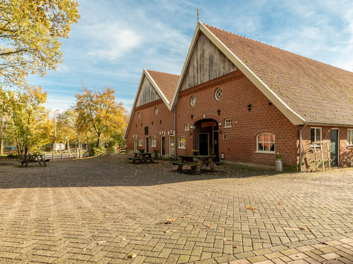 Groepsaccommodatie in Ootmarsum (Overijssel) voor 16 personen met 7 slaapkamers en 7 badkamers.