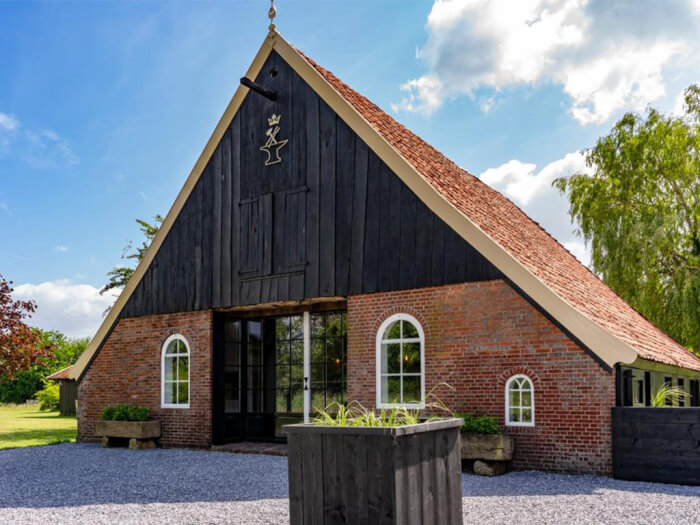 Groepsaccommodatie in Diepenheim (Overijssel) voor 10 personen met 4 slaapkamers en 4 badkamers.