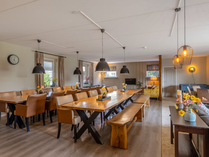 Groepsaccommodatie in Gelselaar (Gelderland) voor 30 personen met 15 slaapkamers en 16 badkamers.