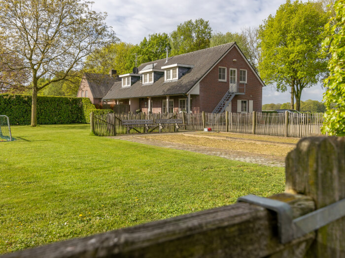 Groepsaccommodatie in Hooge Mierde (Noord-Brabant) voor 18 personen met 5 slaapkamers en 3 badkamers.