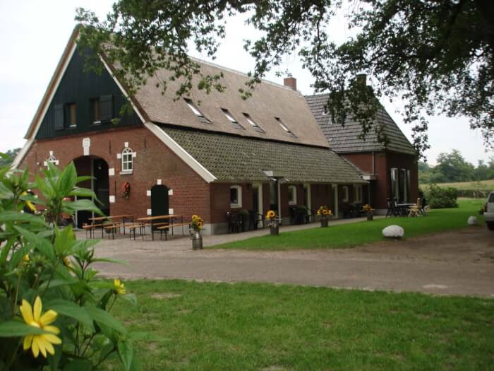 Groepsaccommodatie in Markelo (Overijssel) voor 24 personen met 11 slaapkamers en 9 badkamers.