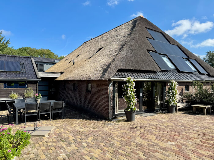 Groepsaccommodatie in Sint Jansklooster (Overijssel) voor 10 personen met 5 slaapkamers en 6 badkamers.