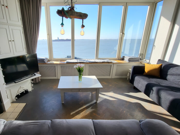 Groepsaccommodatie in Vlissingen (Zeeland) voor 15 personen met 5 slaapkamers en 3 badkamers.