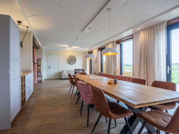 Groepsaccommodatie in Sloten (Friesland) voor 10 personen met 3 slaapkamers en 2 badkamers.