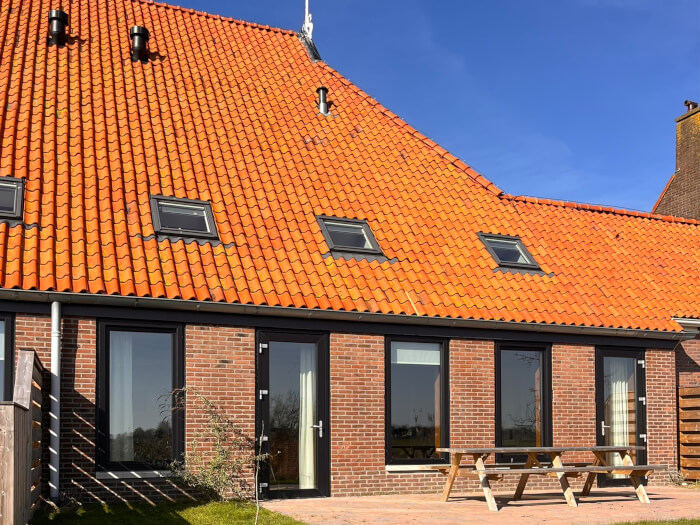 Groepsaccommodatie in Sloten (Friesland) voor 10 personen met 3 slaapkamers en 2 badkamers.