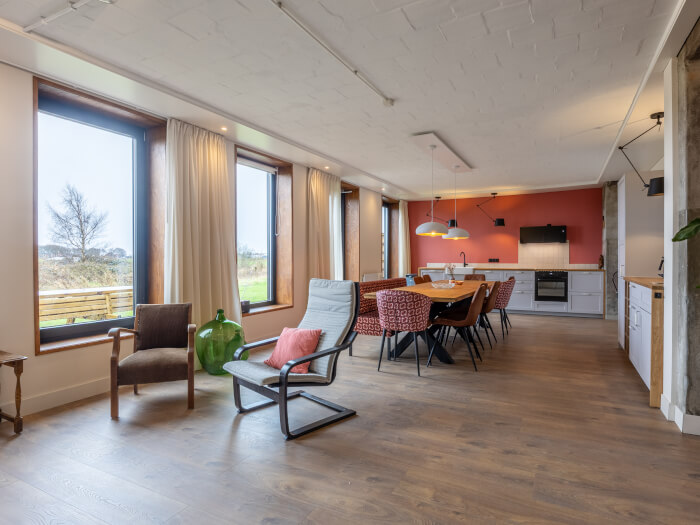 Groepsaccommodatie in Sloten (Friesland) voor 10 personen met 3 slaapkamers en 2 badkamers.