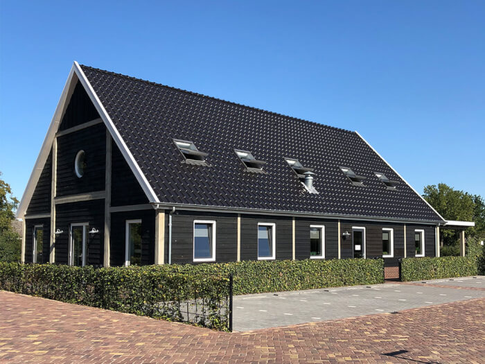 Groepsaccommodatie in Wekerom (Gelderland) voor 50 personen met 11 slaapkamers en 5 badkamers.