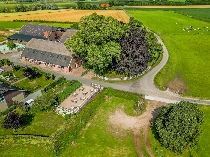 Groepsaccommodatie in Pannerden (Gelderland) voor 20 personen met 8 slaapkamers en 8 badkamers.