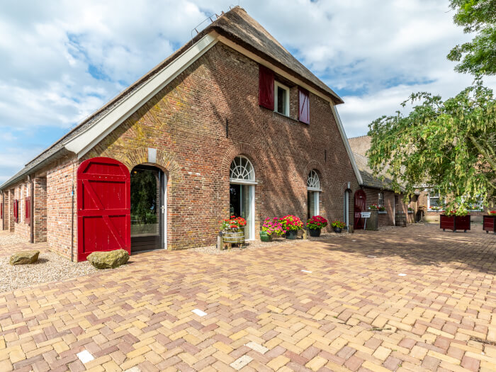 Groepsaccommodatie in Pannerden (Gelderland) voor 20 personen met 8 slaapkamers en 8 badkamers.