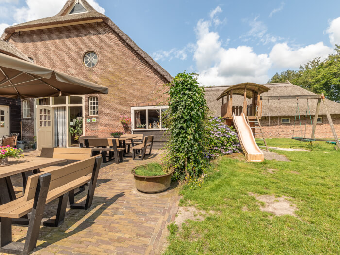 Groepsaccommodatie in Balkbrug (Overijssel) voor 32 personen met 11 slaapkamers en 7 badkamers.