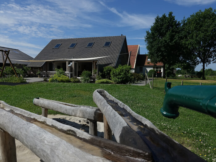 Groepsaccommodatie in Vledderveen (Drenthe) voor 12 personen met 6 slaapkamers en 2 badkamers.