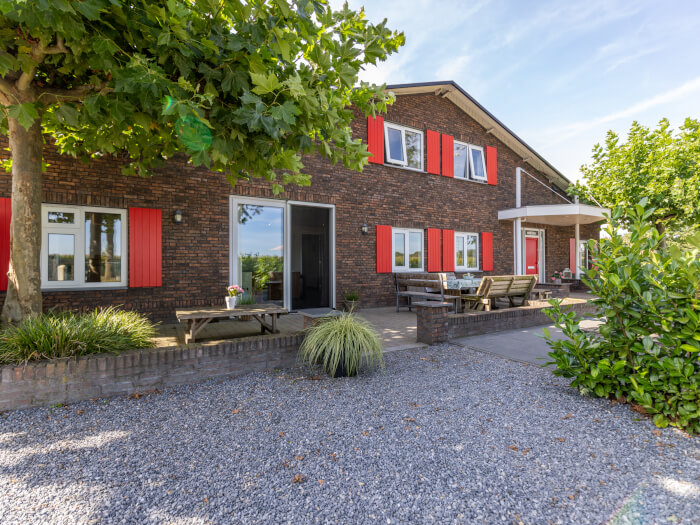 Groepsaccommodatie in Venhorst (Noord-Brabant) voor 20 personen met 5 slaapkamers en 3 badkamers.
