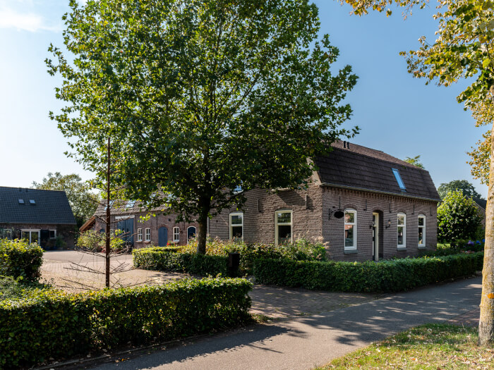 Groepsaccommodatie in Schaijk (Noord-Brabant) voor 40 personen met 13 slaapkamers en 9 badkamers.