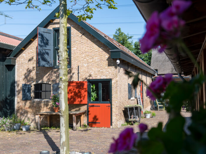 Groepsaccommodatie in Wateringen (Zuid-Holland) voor 12 personen met 11 slaapkamers en 2 badkamers.