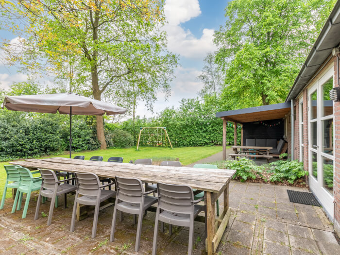 Groepsaccommodatie in Zorgvlied (Drenthe) voor 12 personen met 4 slaapkamers en 4 badkamers.