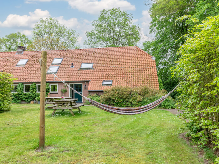 Groepsaccommodatie in Zorgvlied (Drenthe) voor 12 personen met 4 slaapkamers en 4 badkamers.