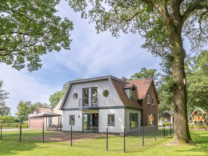 Groepsaccommodatie in Radewijk (Overijssel) voor 16 personen met 6 slaapkamers en 6 badkamers.