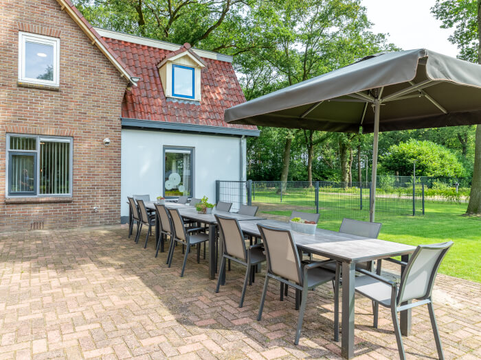 Groepsaccommodatie in Radewijk (Overijssel) voor 16 personen met 6 slaapkamers en 6 badkamers.