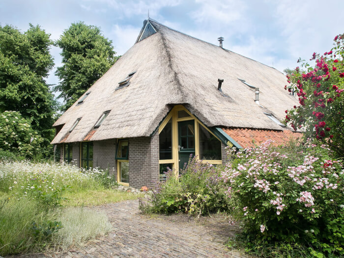 Groepsaccommodatie in Een (Drenthe) voor 12 personen met 4 slaapkamers en 2 badkamers.