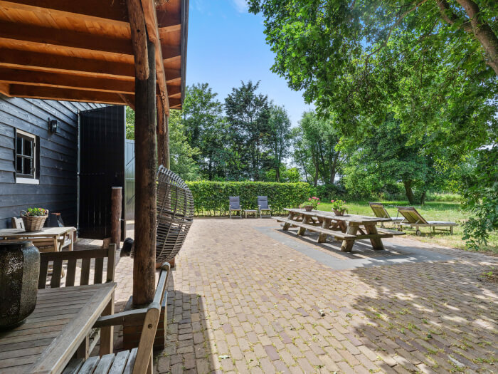 Groepsaccommodatie in Heemskerk (Noord-Holland) voor 15 personen met 6 slaapkamers en 4 badkamers.