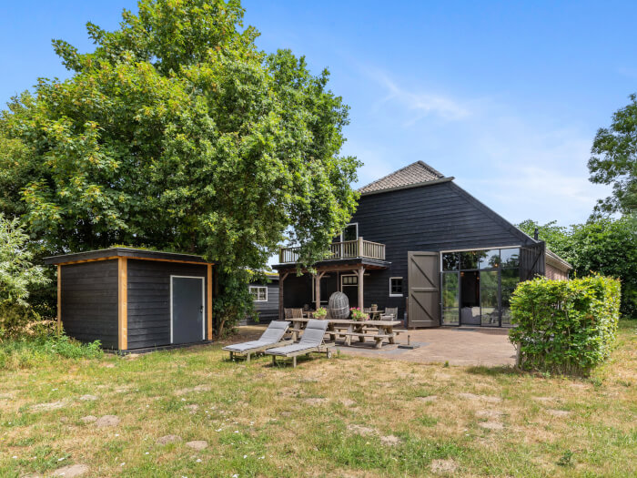 Groepsaccommodatie in Heemskerk (Noord-Holland) voor 15 personen met 6 slaapkamers en 4 badkamers.