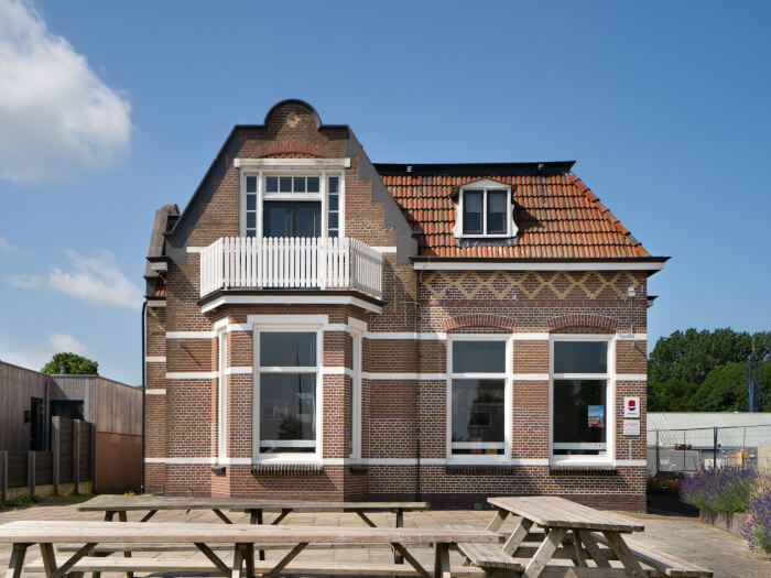 Groepsaccommodatie in Langweer (Friesland) voor 54 personen met 12 slaapkamers en 6 badkamers.