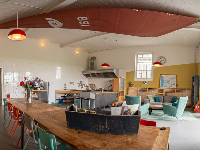 Groepsaccommodatie in Elahuizen (Friesland) voor 13 personen met 8 slaapkamers en 5 badkamers.