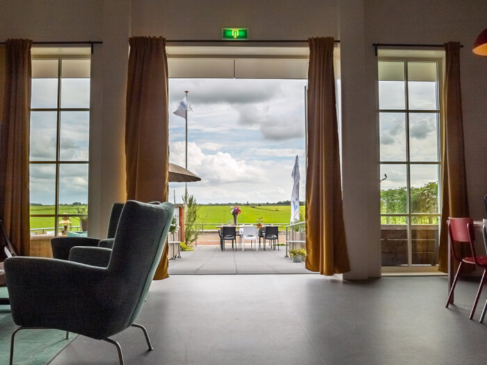 Groepsaccommodatie in Elahuizen (Friesland) voor 13 personen met 8 slaapkamers en 5 badkamers.