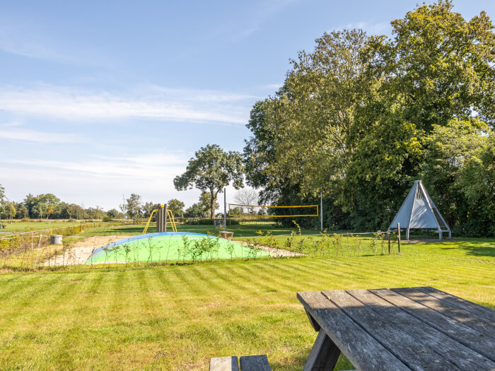 Groepsaccommodatie in Giethoorn (Overijssel) voor 20 personen met 7 slaapkamers en 6 badkamers.