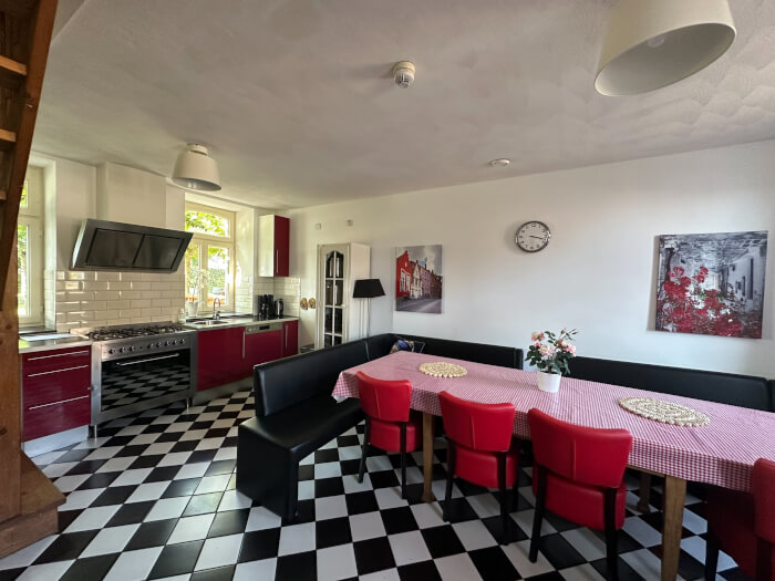 Groepsaccommodatie in Bemelen (Limburg) voor 20 personen met 7 slaapkamers en 3 badkamers.