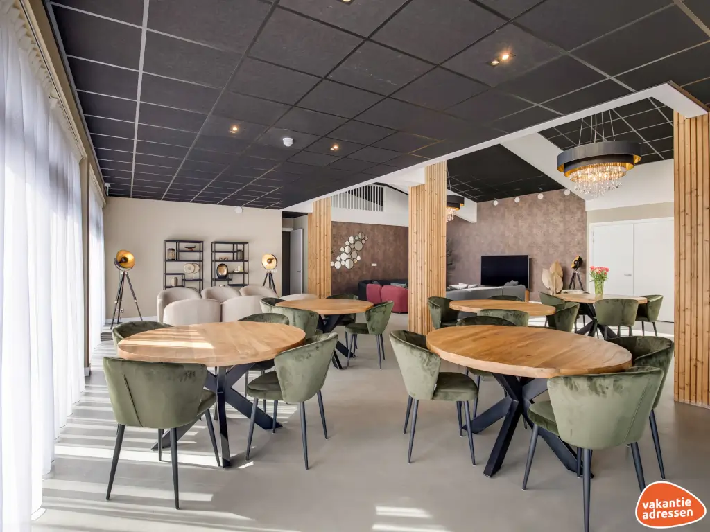 Groepsaccommodatie in Hensbroek (Noord-Holland) voor 20 personen met 5 slaapkamers en 6 badkamers.