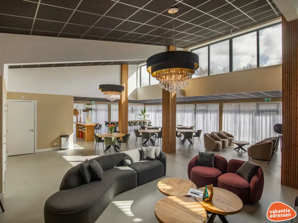 Groepsaccommodatie in Hensbroek (Noord-Holland) voor 20 personen met 5 slaapkamers en 6 badkamers.