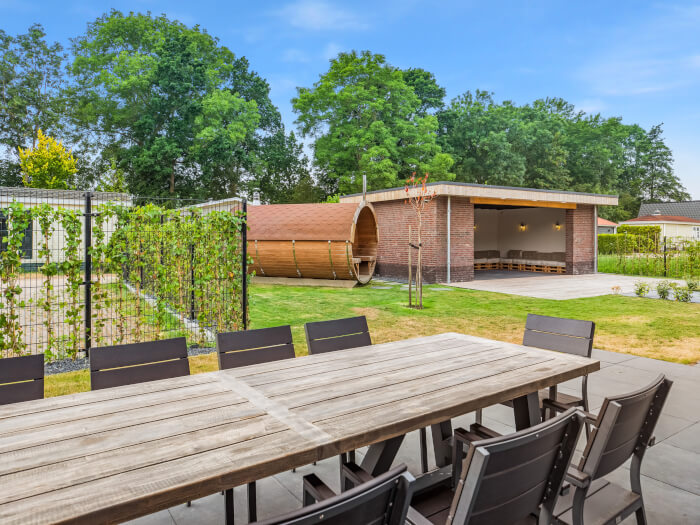 Groepsaccommodatie in Hensbroek (Noord-Holland) voor 20 personen met 5 slaapkamers en 6 badkamers.