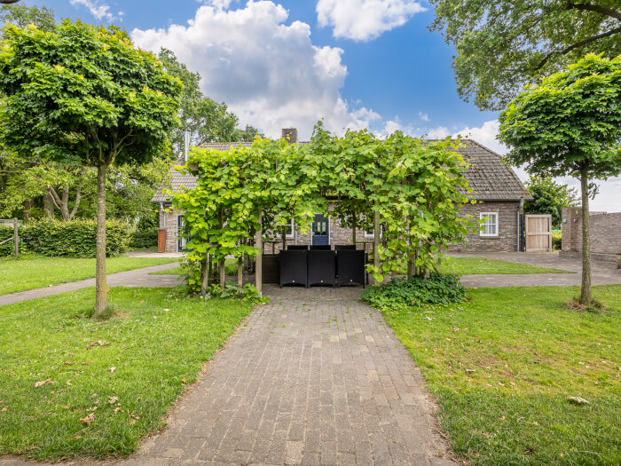 Groepsaccommodatie in Aarle-Rixtel (Noord-Brabant) voor 14 personen met 6 slaapkamers en 2 badkamers.
