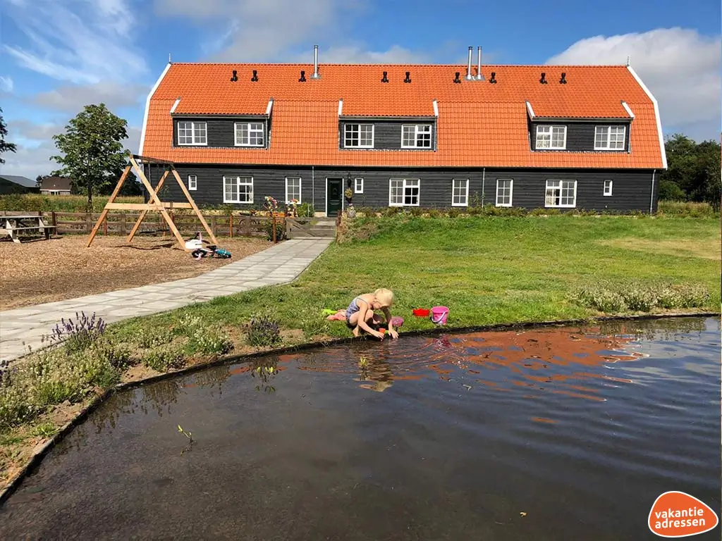 Groepsaccommodatie in Den Burg (Waddeneilanden) voor 39 personen met 18 slaapkamers en 18 badkamers.