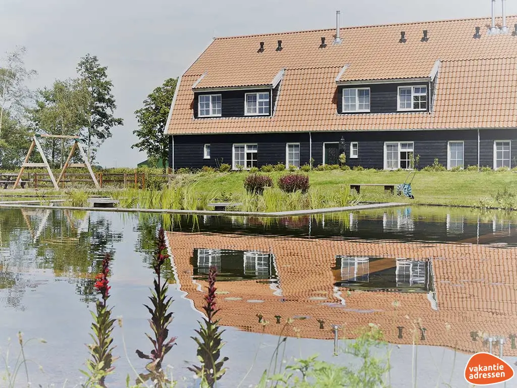Groepsaccommodatie in Den Burg (Waddeneilanden) voor 39 personen met 18 slaapkamers en 18 badkamers.