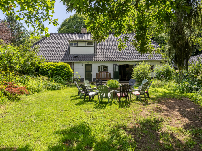 Groepsaccommodatie in Loerbeek (Gelderland) voor 13 personen met 5 slaapkamers en 2 badkamers.