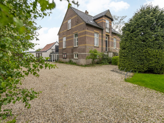 Groepsaccommodatie in Kranenburg (Gelderland) voor 24 personen met 6 slaapkamers en 5 badkamers.