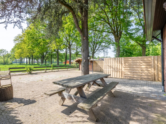 Groepsaccommodatie in Aalten (Gelderland) voor 10 personen met 5 slaapkamers en 1 badkamers.