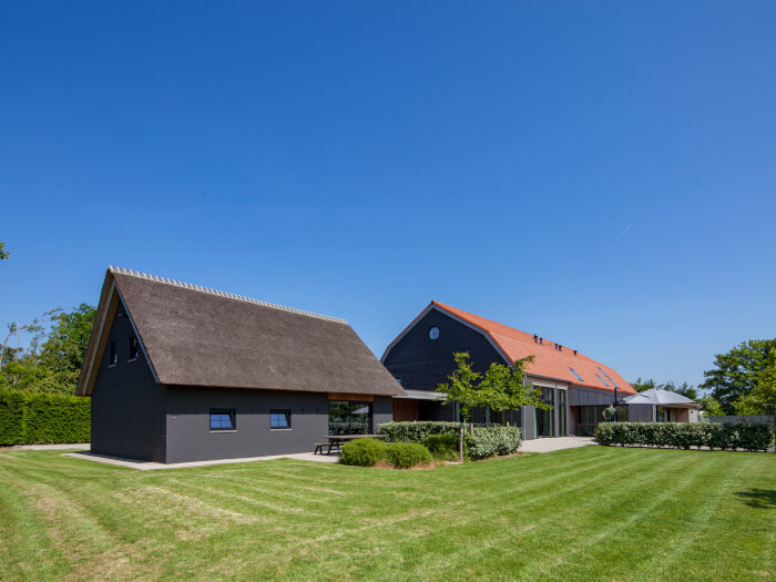 Groepsaccommodatie in Zuidzande (Zeeland) voor 30 personen met 13 slaapkamers en 11 badkamers.