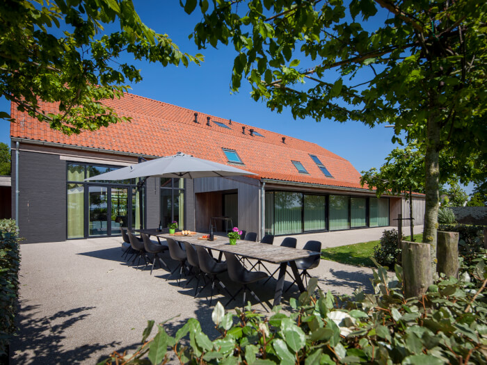 Groepsaccommodatie in Zuidzande (Zeeland) voor 30 personen met 13 slaapkamers en 11 badkamers.